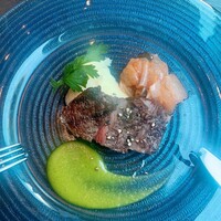 ウルフギャング・パック カフェ 愛知芸術文化センター店 - アメリカンステーキ　グリーンペッパーソース、マッシュポテトとラタトゥイユ添え