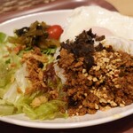 ベトナム料理 ふぉ－の店 - 鶏ふぉーとガパオライスセット