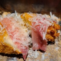 串 創作料理 Rin - ⑰揚げ白舞茸(新潟県産)、生ハム載せ、摺りナチュラルチーズ掛け
                    これは変わりダネとしてはオーソドックスですが、安定して美味しいですものね。