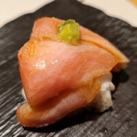 串 創作料理 Rin - ⑥大トロ(長崎県産)の漬け、揚げ餅
                    五島列島の養殖本鮪かと思いましたが、養殖の運動してない本鮪のベトつく脂と異なり、綺麗に溶けていく脂だったので天然本鮪でしょう
                    近海本鮪大トロを出すって頑張ってます！