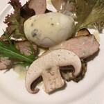 マッシュルーム - 仏産ほろほろ鳥と山形紅花卵のポーチドエッグ ブルーチーズのソース