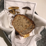 マッシュルーム - キノコナプキンとライ麦バゲット