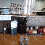 ごはん屋　山ひろ - カウンター、オープンキッチンで直接口頭注文出来ます。