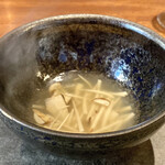 蒼 - 明石 田幸一さんより神経締め鱧のコンソメ
      1.5kgの大きな鱧をまるまる一匹、そこから400ccまで凝縮させたコンソメに天然松茸を合わせています♪
      鱧だけでも充分な旨味に香りまでプラスするとは！