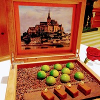 ラ・ベ - シェフの故郷の近くにあるモン・サン・ミッシェルもミニャルディーズの箱に