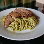 Mandi's Bento House - Tallarín verde con bisteck