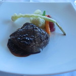 横浜モノリス - Viande
      福岡県産宗像牛フィレ肉のグリエ　春野菜と旬の山菜のアンサンブル