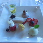 横浜モノリス - Dessert
      パティシエ特製デザートの盛り合わせ