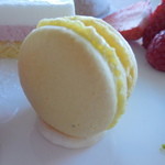横浜モノリス - レモンのマカロン