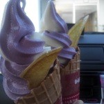 芋舗　芋屋金次郎 - この日はイケメンの店員さんで従来の大きさのソフト（≧▽≦)