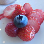 横浜モノリス - 苺とブルーベリー