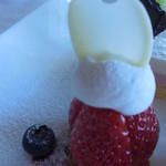 横浜モノリス - 苺のタルトホワイトチョコ添え