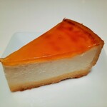 184153060 - チーズの王様ブリー・ド・モーを使用した、なめらか食感の名物ベイクドチーズケーキ♪デリチュース440円