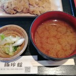Tonchinkan - ランチの味噌汁と香の物