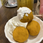わ楽 - ①おイモの甘いお団子をホイップクリームにつけて…
