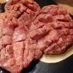 Yakiniku 名もなき名店へ 一切入魂一枚売り焼肉 - 