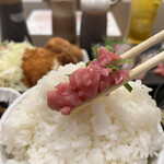 わ楽 - ①鮪のたたき　オンザライス  