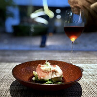 熱香森 - 金目鯛の強火蒸し フィッシュソースと古越龍山 純龍8年 グラス