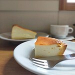 Kew - チーズケーキ（奥）とチーズタルト（手前）