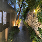 かまだ茶寮 円山 - 外観
      写真の手前側が裏参道です