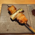 とり茶太郎 - ねぎま（上：比内地鶏、下：黄金シャモ）