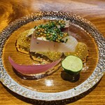 馳走西健一 - 【写真④】活〆カンパチ エゴマのマスタードソース フィンガーライム