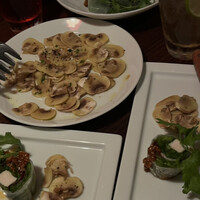 マディソン ニューヨーク キッチン - ｢マッシュルームカルパッチョ｣｢よだれ鶏のパクチー春巻｣