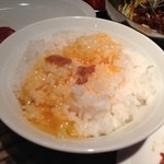 焼肉 ジャンボ - 野原焼きの卵はご飯(中)へ