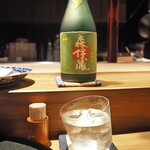 薪鳥新神戸 - 芋焼酎「森伊蔵 長期熟成酒 かめ壺焼酎」（ロック）