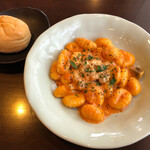 トムズ - マッシュルーム入りトマトクリームソースポテトニョッキ&パン