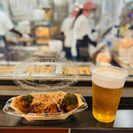 築地銀だこ - ◎ 築地銀だこでたこ焼きと生ビールを購入❗️