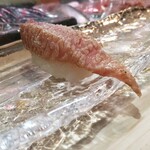 末広寿司 - 大トロの炙り、上に企業秘密？の塩が振ってある❗