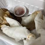 さいとう食堂 - 【シンガポールペーパーチキン】ペーパーで包まれた、生姜香る甘辛チキン。辛くしたい人は、付属のタレをお好みで。