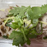 さいとう食堂 - 【ムーマナオ】豚のシンプルなサラダ。パクチーは豚とも相性バツグン。