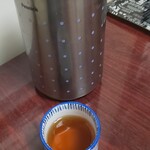 金澤屋牛肉店 - セルフの冷茶(R4.9.7撮影)