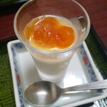 金澤屋牛肉店 - 牛鍋に付くさくらんぼ煮が乗った牛乳寒天(R4.9.7撮影)