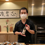 和の食 樹翠 - 鄭大羽シェフ。ごま油を持って。