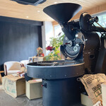 三ツ豆珈琲 - 入口に鎮座する焙煎機