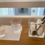 三ツ豆珈琲 - 窓側に向かうカウンター席はおひとり様には
      1番落ち着く配置で有難い⋆⸜ ⚘ ⸝⋆