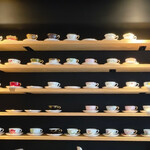 三ツ豆珈琲 - 棚に並べられたカップは全て『大倉陶園』