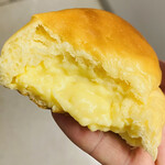 Kitazawa Seipan - 「クリームパン」180円税抜き♫ 手で割りましたのでご安心ください笑 とろっとろのカスタードクリーム…是非お試しください(●´ω｀●)