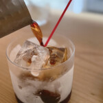 Mitsumame Kohi - 淹れたてのコーヒーと氷の入ったグラスをお席へ。
      その場で仕上げて下さいます♬