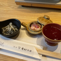 料亭 やまさ旅館 - 右から生血・生レバーの酢和え・エンペラの湯引き