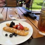 Plumeria Beach House - 取り分けてフルーツ乗せ