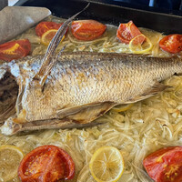 anchoa - 魚は大きな鯛で、玉ねぎ、レモン、オリーブオイル