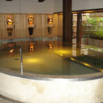 葛城 北の丸 - 内風呂です　とてもすてきな風呂ではありますが 高級ゴルフ場の風呂の域を越えられてない感じがしました　やはりここはヒノキ風呂の出番でしょう