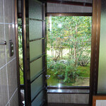 葛城 北の丸 - 部屋風呂のドアを開けるとこんな感じです　離れは遠くにあるので　部屋風呂もいいというのはありがたいですね