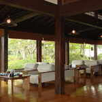 葛城 北の丸 - ロビーになります　お迎えいただいた支配人さんによれば　北の丸に使われている木は　40年ほど前に東北地方で合唱造りの古い民家がまとめて取り壊された時に　当時のＹＡＭＡＨＡ社長が壊した民家の柱をすべて購入し　その中から厳選した木で建てられたとのことです