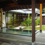 葛城 北の丸 - 露天風呂①　湯温はややヌルメ　屋根があるので雨でも大丈夫です