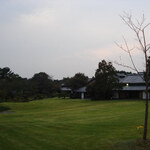 葛城 北の丸 - 庭です　離れの前庭だけでも充分広いですけど　葛城自体の広さは100万坪なので　ほんの一部だと思います　アプローチの練習ぐらいできそうですｗ